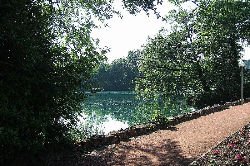 2010-06- (427).JPG - Und einen See mit Terrassencafé